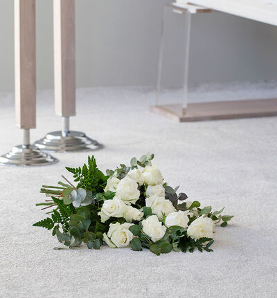 Bårebukett i hvitt og grønt 35 cm Bårebukett i hvitt og grønt 35 cm